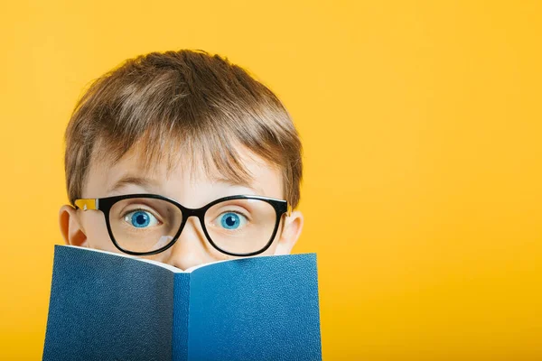 Barn Läser Bok Mot Ljus Vägg — Stockfoto