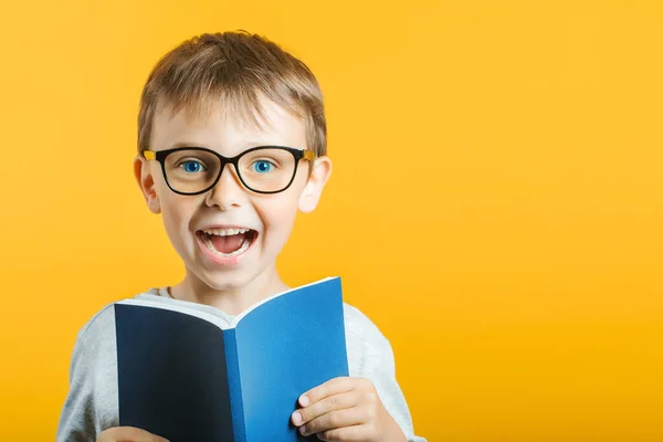 Kind Liest Ein Buch Gegen Eine Helle Wand — Stockfoto