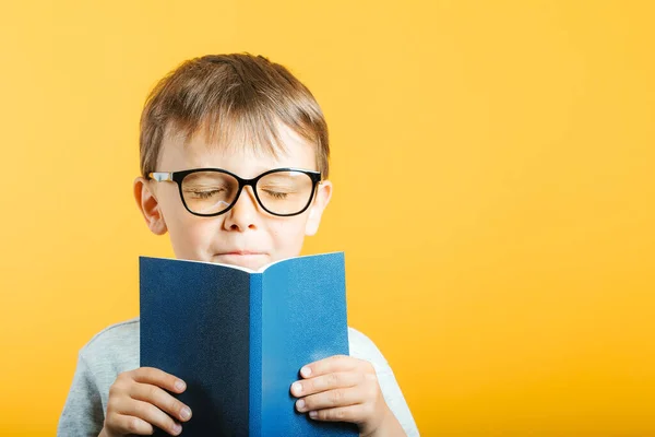 Kind Liest Ein Buch Gegen Eine Helle Wand — Stockfoto