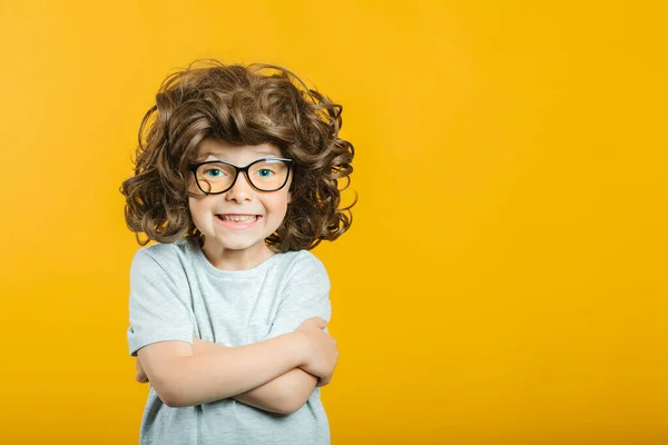 Modèle Enfant Posant Sur Fond Jaune — Photo