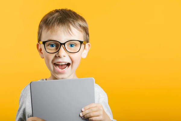 Garçon Enfant Heureux Tenant Une Tablette Ipade Pour Votre Information — Photo