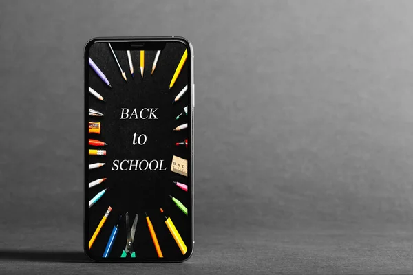 Telefon Komórkowy Szarym Tle Reklamy Powrotem Szkoły — Zdjęcie stockowe