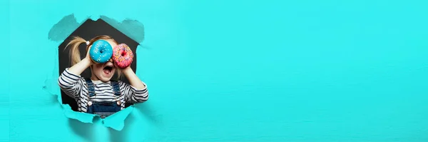 Счастливый Симпатичный Мальчик Весело Играет Донатом Черном Фоне Стены Яркое — стоковое фото