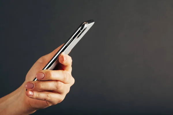 Telefon Komórkowy Tablet Ręku Reklamy Szarym Tle — Zdjęcie stockowe