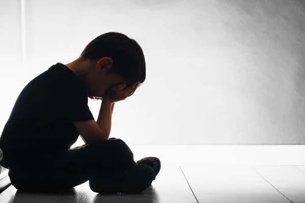 Criança Com Depressão Está Sentada Chão — Fotografia de Stock