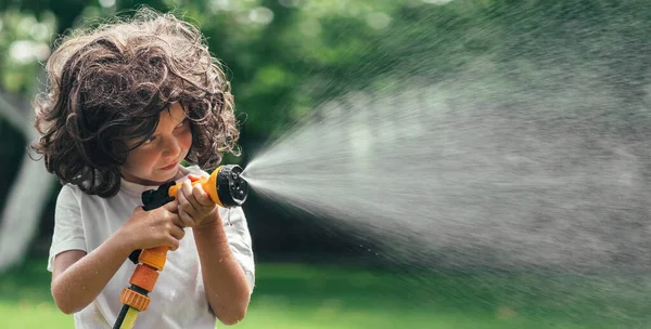 Kind Spielt Garten Hinterhof Mit Wasser — Stockfoto