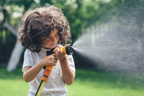 Ребенок Играет Водой Заднем Дворе Саду — стоковое фото