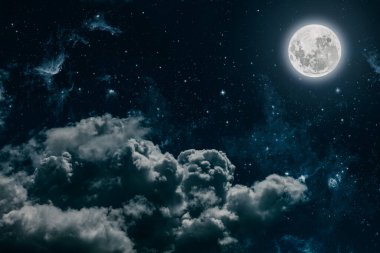 Geceleyin gökyüzünde yıldızlar, ay ve bulutlar. Bu görüntünün elementleri NASA tarafından desteklenmektedir