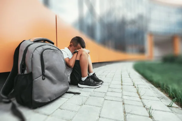 Criança Com Mochila Depressão Está Sentado Chão Não Quer Voltar — Fotografia de Stock