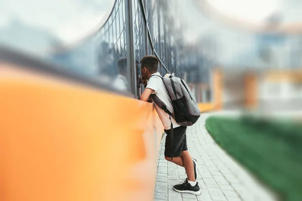 Criança Corre Volta Para Escola Com Uma Mochila Escola Cor — Fotografia de Stock