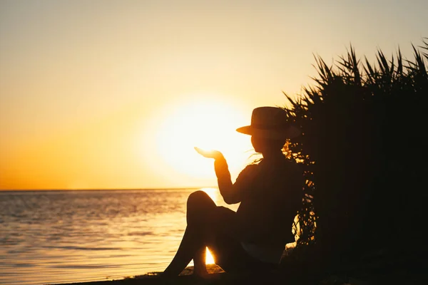 Forces Girl Who Meditates Sunset Sea — Stock Photo, Image