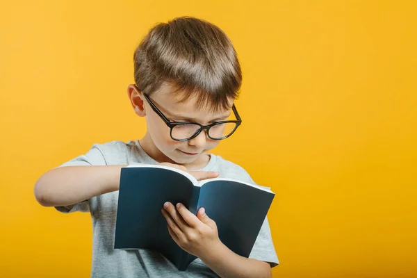 Barn Läser Bok Mot Ljus Vägg — Stockfoto