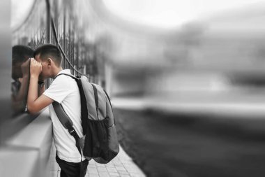 Çocuk bir sırt çantasıyla aceleyle okula dönüyor. renk okulu