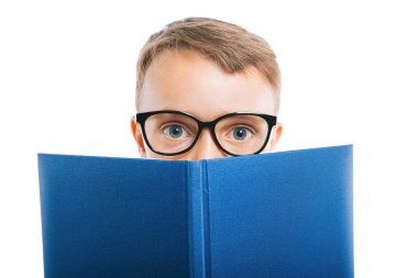 Çocuk parlak bir duvara karşı kitap okuyor.