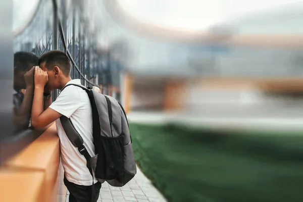 Bambino Affretta Tornare Scuola Con Uno Zaino Scuola Colore — Foto Stock