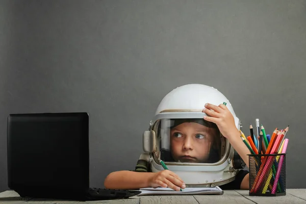 Enfant Étudie Distance École Portant Casque Astronaute Retour École — Photo