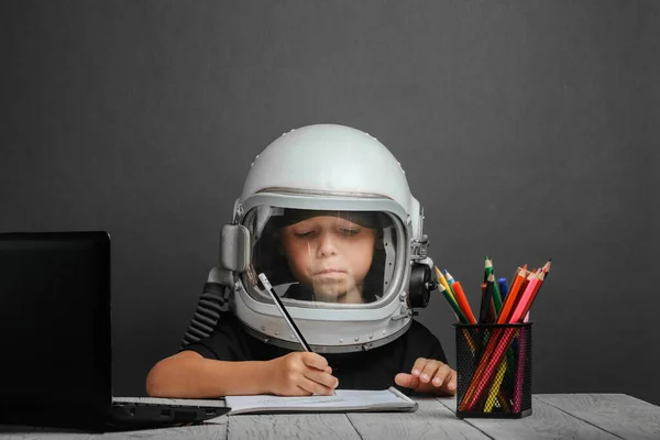 Enfant Étudie Distance École Portant Casque Astronaute Retour École — Photo