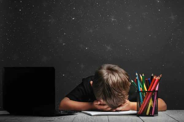 Dziecko Uczy Się Zdalnie Szkole Depresja Musisz Wrócić Szkoły — Zdjęcie stockowe