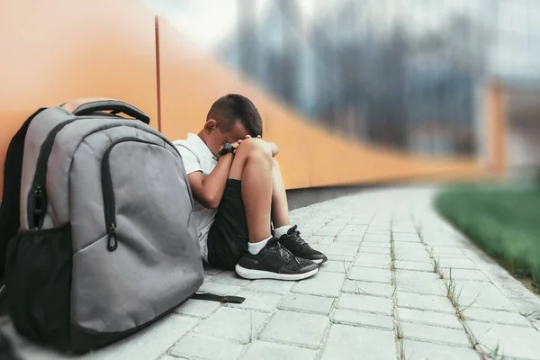 우울증에 아이가 책가방을 마루에 학교로 돌아가고 않습니다 — 스톡 사진