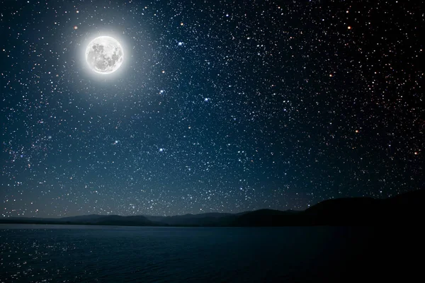 Luna Contro Una Notte Luminosa Cielo Stellato Riflesso Nel Mare — Foto Stock