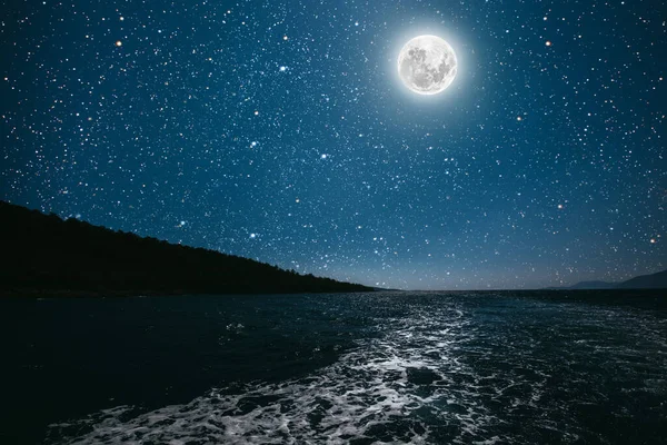 Луна Против Яркой Ночи Звездное Небо Отражается Море — стоковое фото
