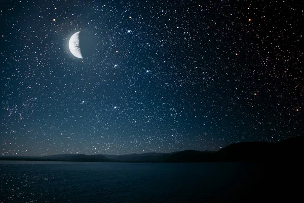 Lune Contre Une Nuit Brillante Ciel Étoilé Reflété Dans Mer — Photo