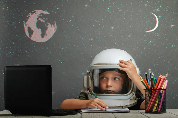 Çocuk, astronot kaskı takarak okulda uzaktan çalışıyor. Okula dönüyorum. efekt hatası