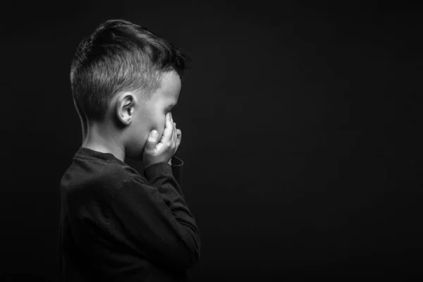 Child Whose Depression Black Background His Hands Closed — Stock Photo, Image