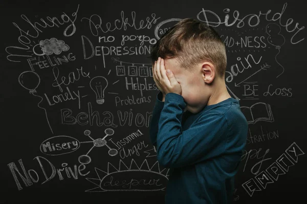 Bambino Cui Depressione Uno Sfondo Nero Con Mani Chiuse — Foto Stock