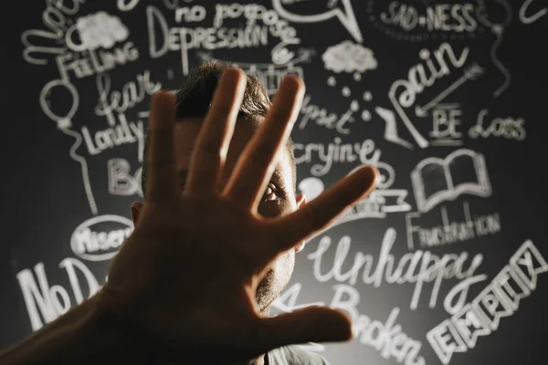 Hombre Depresión Cerca Con Mano Fondo Una Pizarra Dibujada Con — Foto de Stock