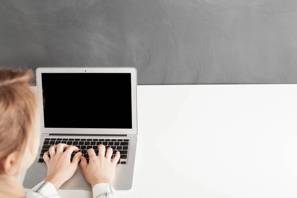 Man Sits Robot Laptop Computer Table Blackboard Background — Stock Photo, Image