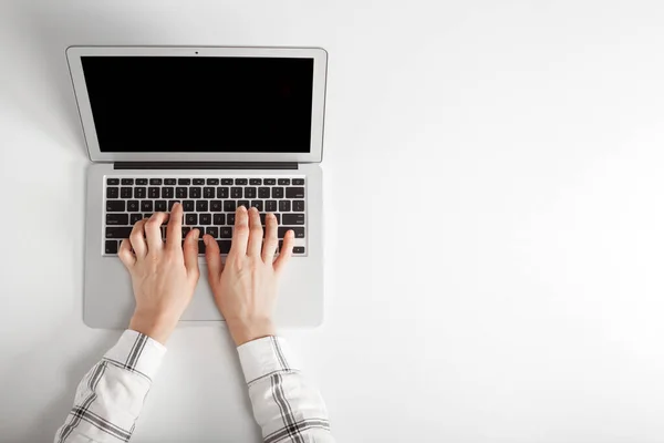 Pessoas Senta Trabalho Com Computador Portátil Para Uma Mesa Fundo — Fotografia de Stock