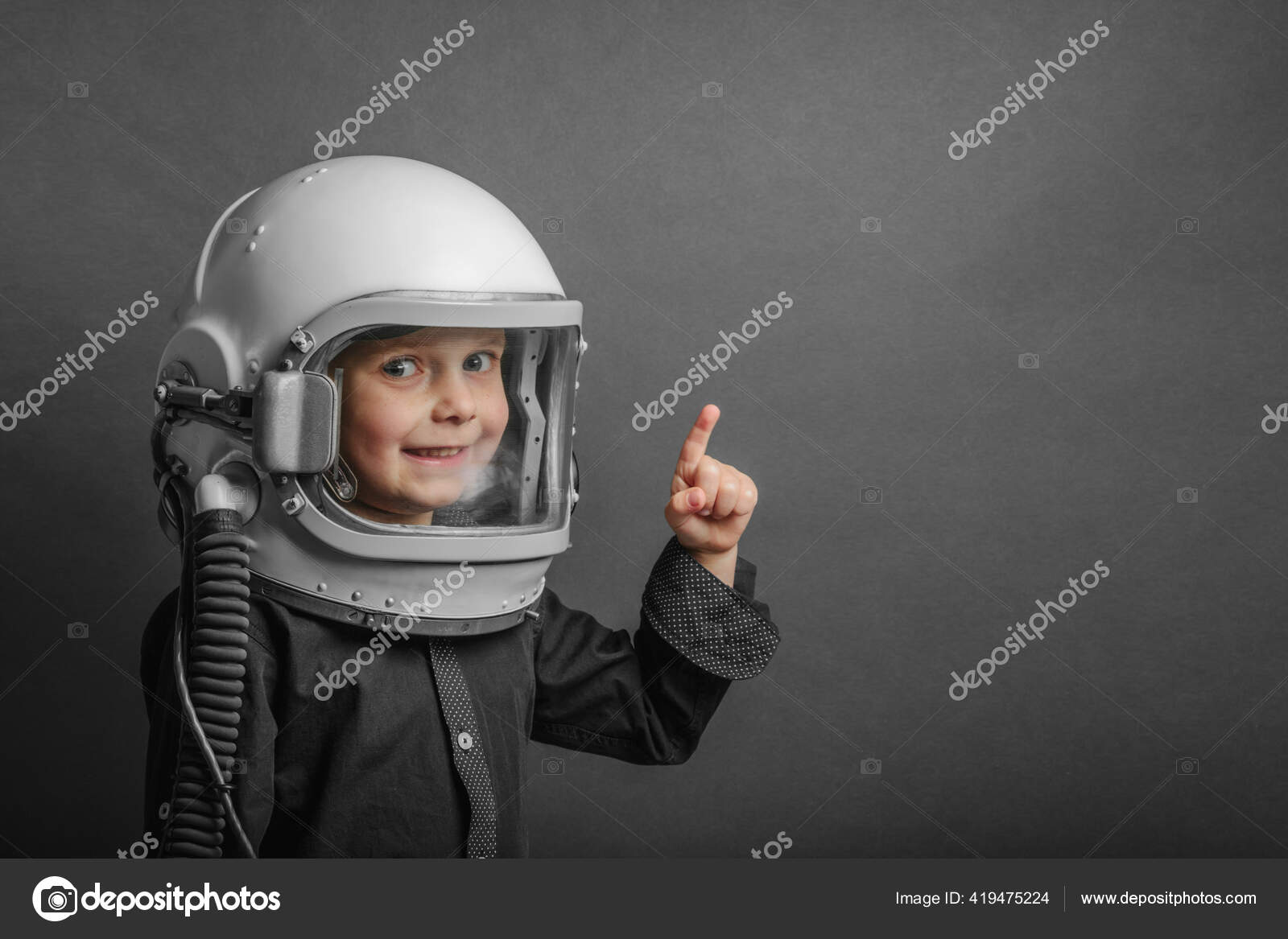 Niño Pequeño Imagina Mismo Como Astronauta Casco Astronauta: fotografía de  stock © vovan13 #419475224