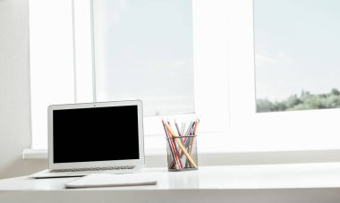 Evde okulda, online evde eğitim sayesinde. Çocuk bilgisayarın başında oturuyor.