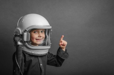 Küçük bir çocuk astronot kaskı takan bir astronot olduğunu hayal ediyor.. 