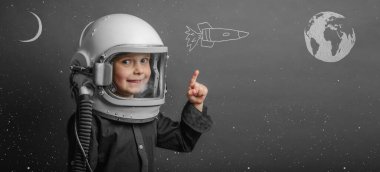 Küçük bir çocuk astronot kaskı takan bir astronot olduğunu hayal ediyor.. 