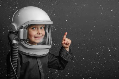 Küçük bir çocuk astronot kaskı takan bir astronot olduğunu hayal ediyor.. 