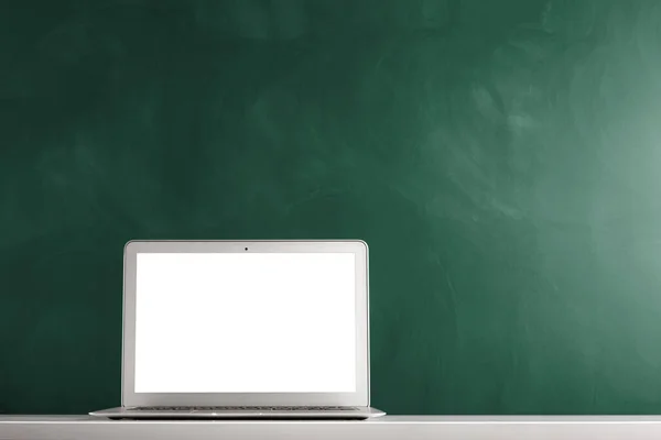 Moderner Laptop Auf Dem Tisch Auf Dem Hintergrund Der Tafel — Stockfoto