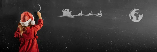 Meisje Kerstman Hoed Tekent Kerst Tekening Het Schoolbord — Stockfoto