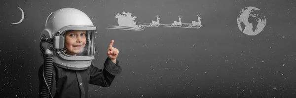 Ein Kleines Kind Wähnt Sich Vor Dem Hintergrund Einer Weihnachtszeichnung — Stockfoto