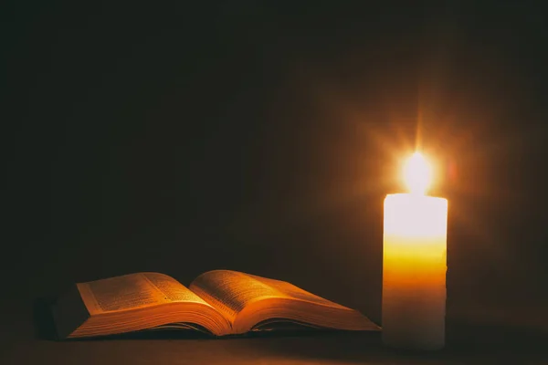 Une Bible Sur La Table A La Lumiere D Une Bougie Concept Cosmos Stock Photo Une Bible Sur La Table A La Lumiere D Une Bougie Concept Cosmos Stock Photo