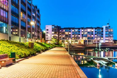 Ev bina ve şehir inşaat kavramı: açık kentsel görünümü modern konut gayrimenkul bölge evlerin akşam