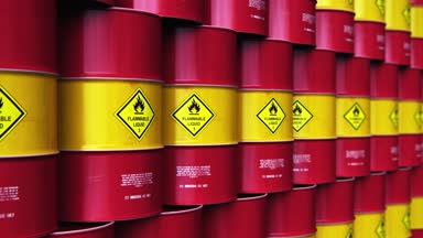 Üretim ve iş kavramı ticaret yaratıcı soyut petrol ve gaz endüstrisi: 3d render illüstrasyon kırmızı metal petrol varilleri yığılmış bir satır içeren Endüstriyel depo veya petrol varil seçici odak etkisi ile Grup