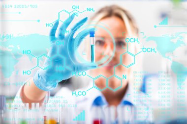Koruyucu gözlük ve eldiven kırmızı sıvı örnek madde sonda bilimsel kimyasal araştırma laboratuvarında fütüristik bilimsel AIR arabirimiyle kimyasal formüller ve resear ile ile ile test tüpü inceleyerek genç çekici kadın bilim adamı