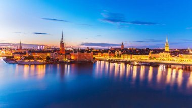 doğal yaz akşam eski şehir panoraması (gamla stan) mimarisi pier Stockholm, İsveç