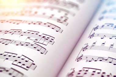 Yaratıcı soyut müzikal kavram arka plan: 3d render illüstrasyon makro bakış beyaz puanı levha müzik ile seçici odak sonuç notları ile