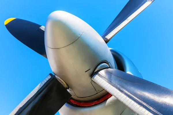 創造的な抽象的な航空宇宙産業や航空旅行技術産業概念 青空に対して飛行機のエンジン プロペラのビューを閉じる — ストック写真