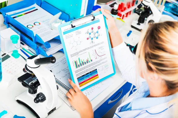 Jovem Feliz Sorrindo Atraente Mulher Cientista Óculos Proteção Pesquisando Laboratório — Fotografia de Stock