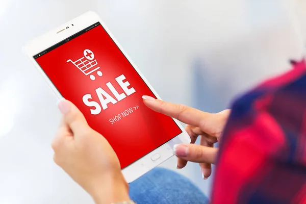 Fiatal Vásárolni Online Tabletta Számítógép Vásárlási Fizetési Szelektív Összpontosít Hatállyal — Stock Fotó