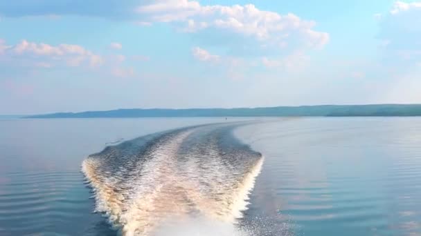 スピード ボートで青の熱帯の海を渡って航海 — ストック動画